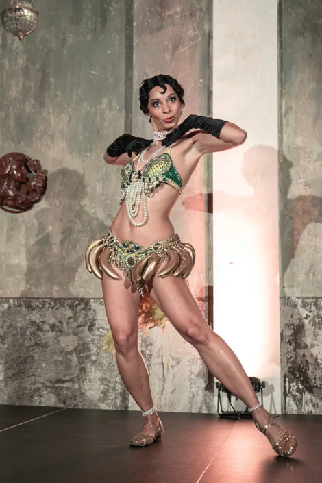Nia Francesca - Josephine Baker Bananentanz Show